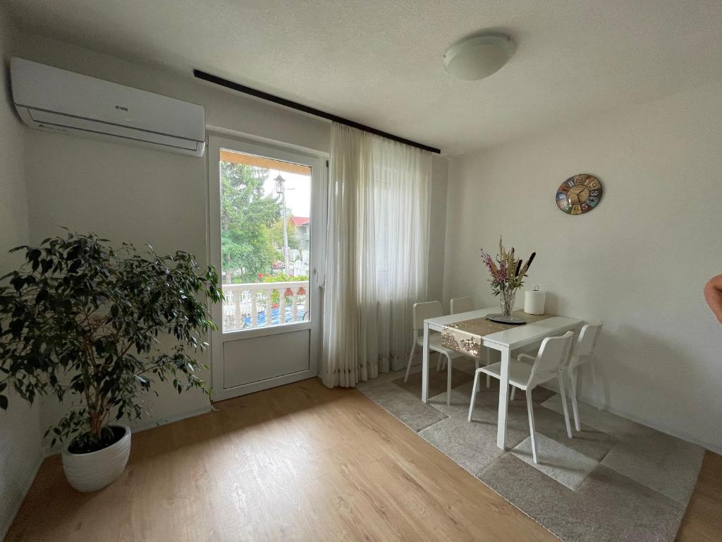 Sunny Garden Apartment - 5