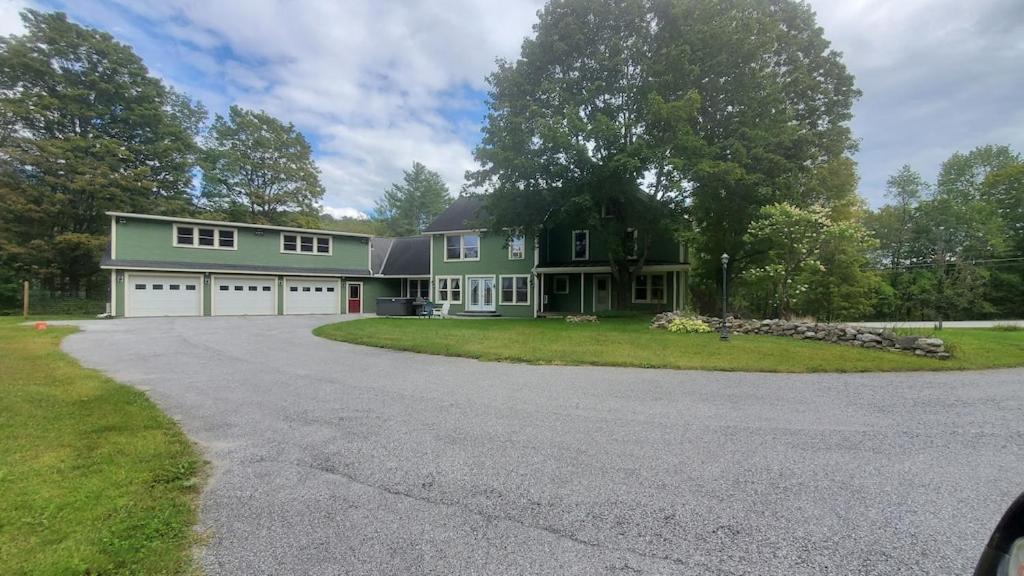 Calimont Meadows - Outdoor Hot Tub- Pet Friendly - Minutes to Killington and Pico Mountain