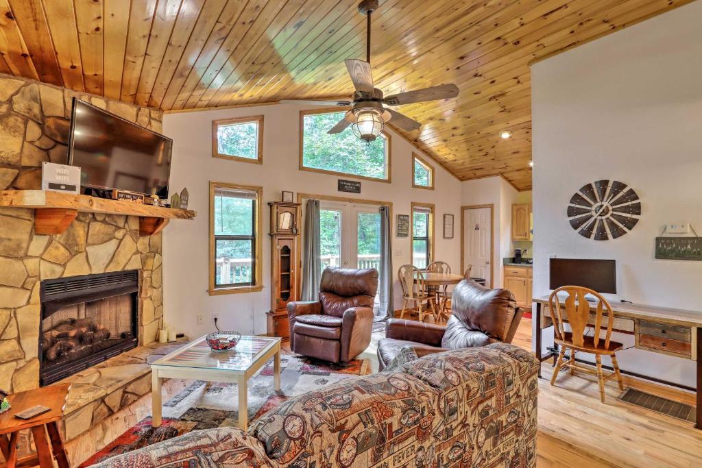 Cozy Murphy Cabin Retreat with Deck and Fire Pit!