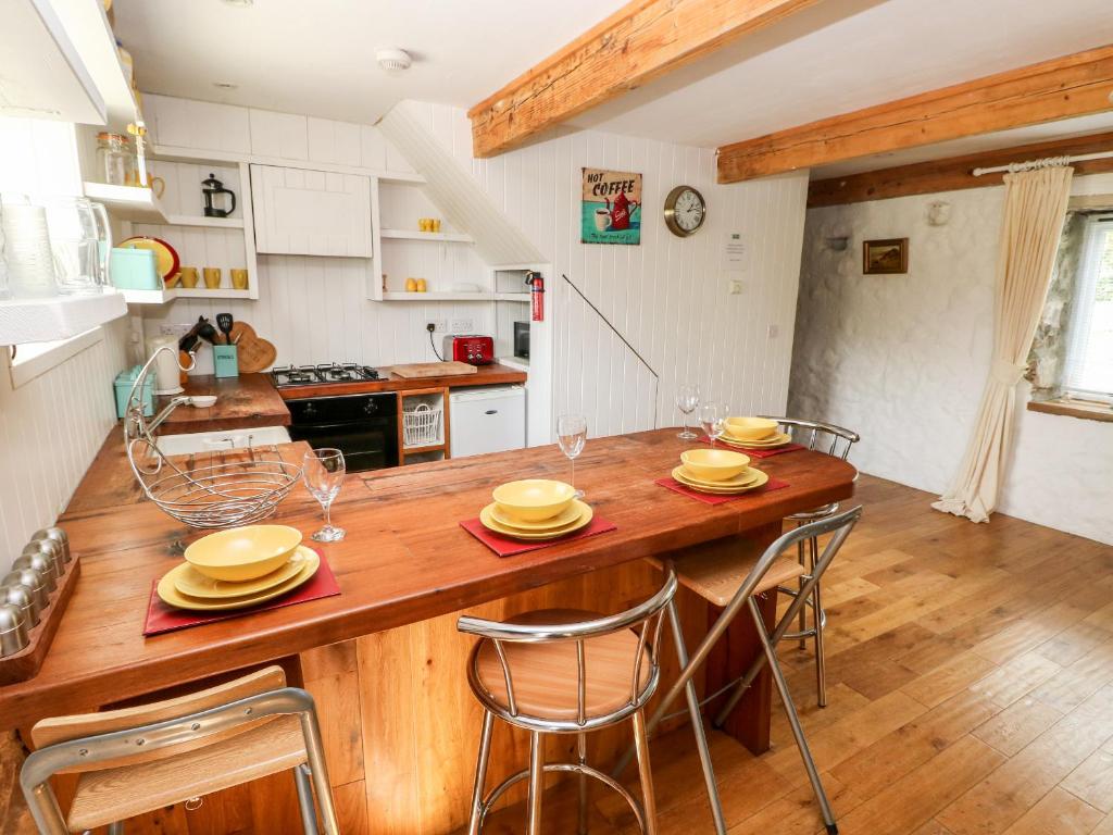 Beekeeper's Cottage, Cosheston photo 5