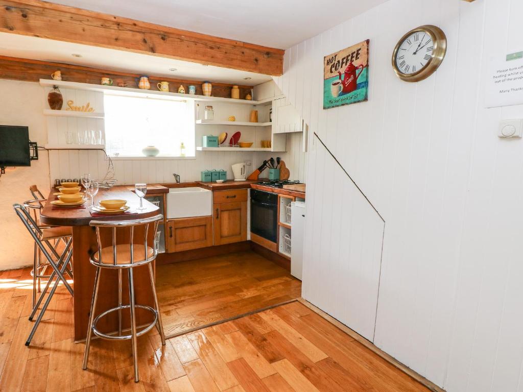 Beekeeper's Cottage, Cosheston photo 6