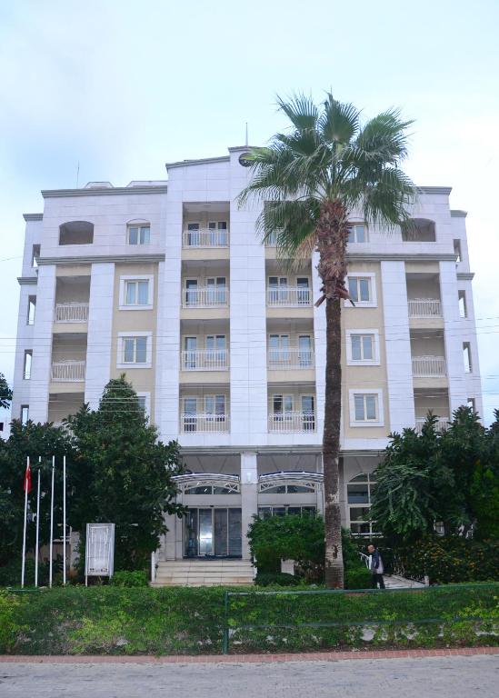 Almena Hotel エントランス