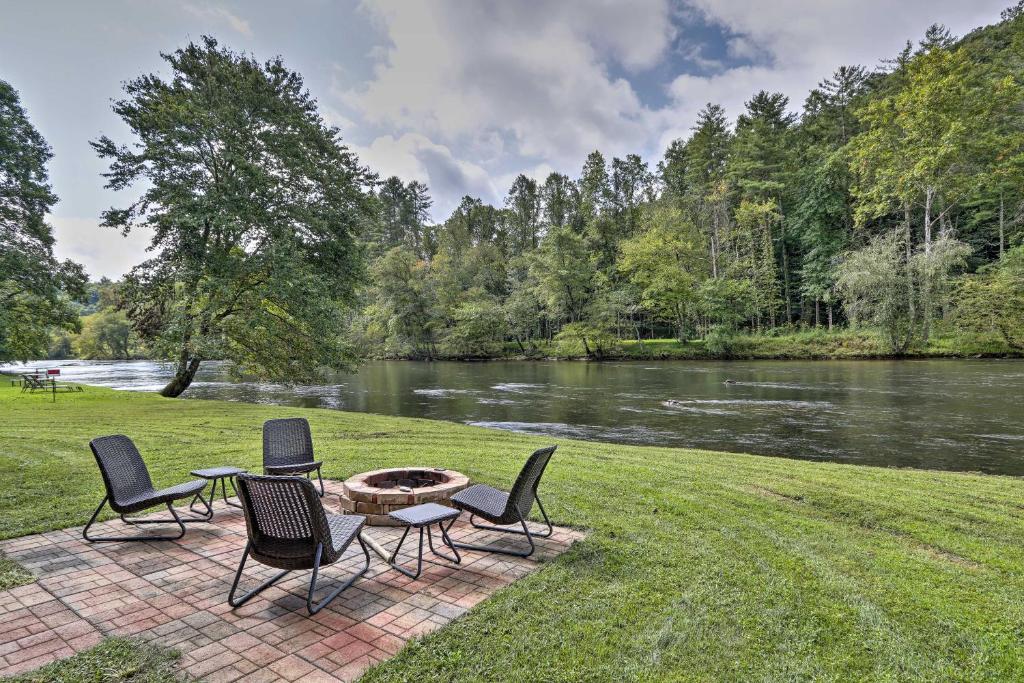 Rivers Edge - Ultimate Riverfront Getaway, Hayesville