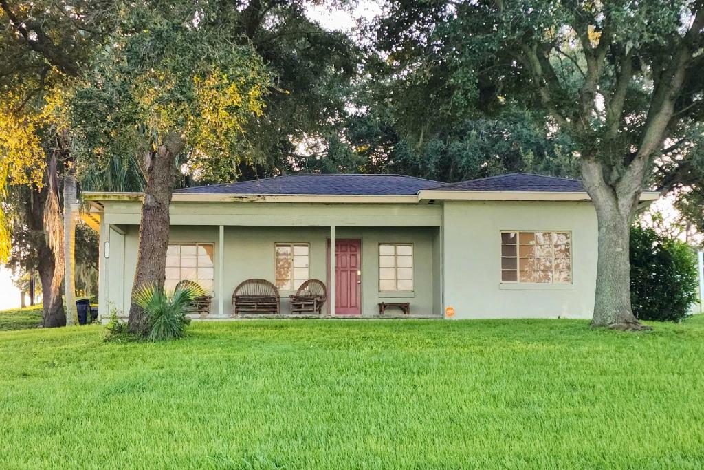 Pet-Friendly Auburndale House with Lake Views!