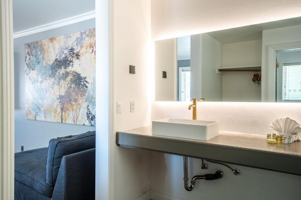 Big Bear Spa Suites photo