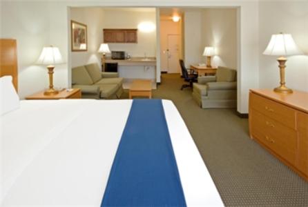 Holiday Inn Express Hotel & Suites Columbus Photo 46