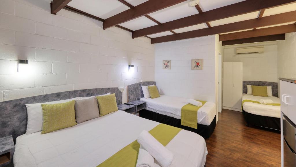 Azalea Motel photo