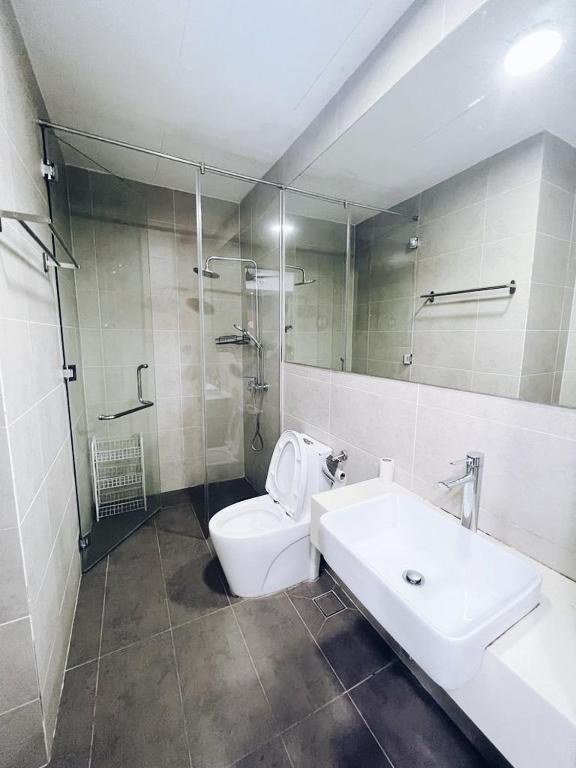 PROMO Connected train 4 Bedroom ABOVE MALL 20 photo