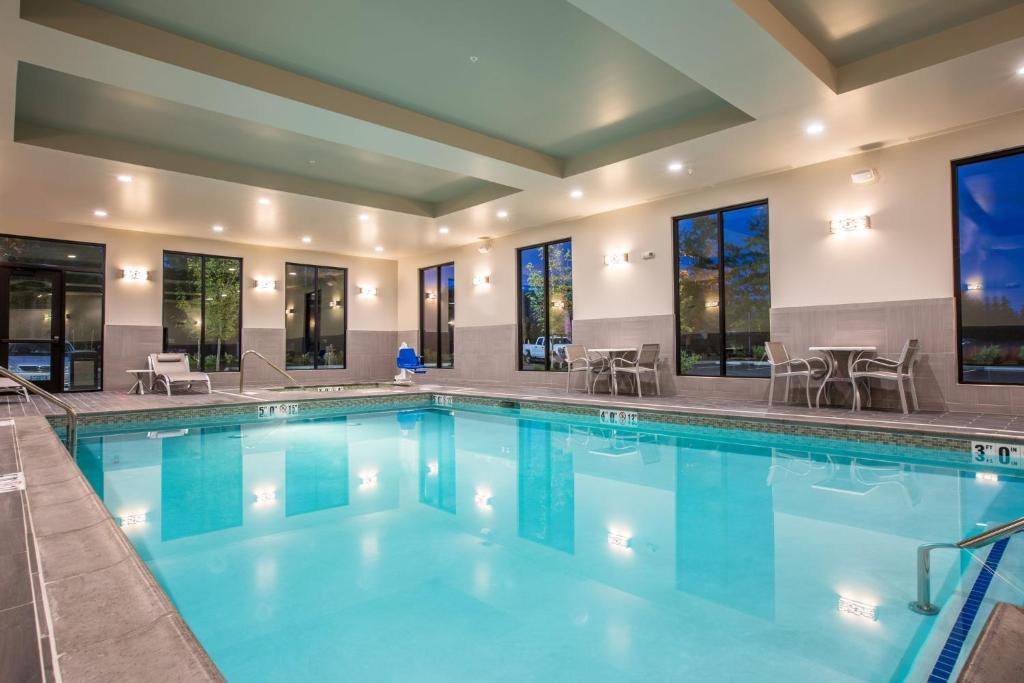 ホリデイ イン ポートランド ウエスト ヒルズボロ バイ IHG (Holiday Inn Portland West - Hillsboro By IHG) スイミングプール