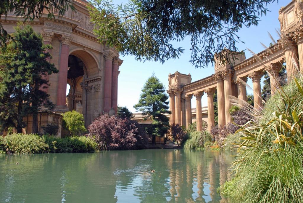 Cerca de lugares turísticos