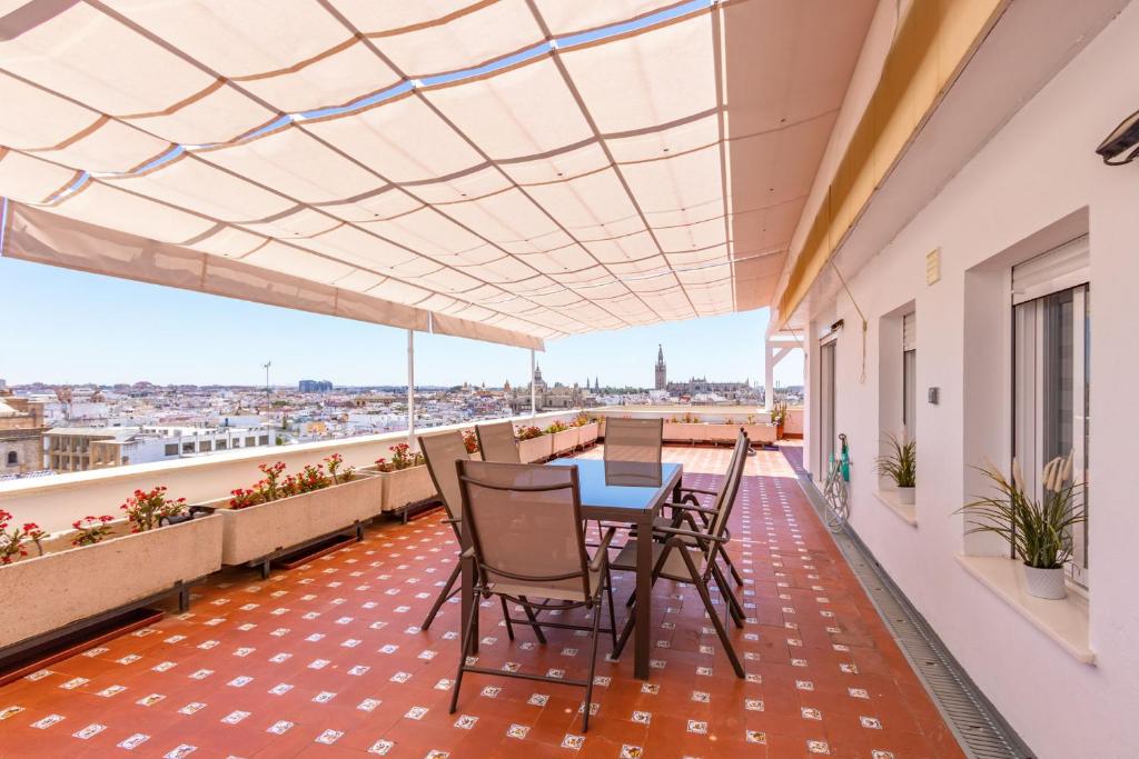 City Center Deluxe Sky View by Valcambre - 4