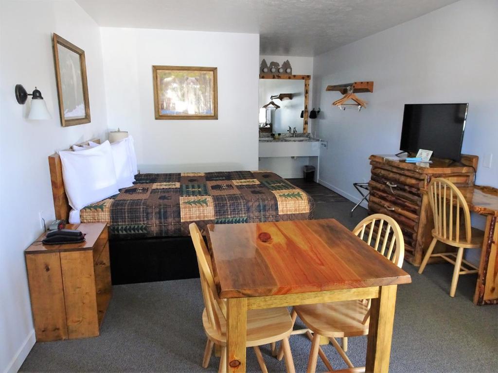 Eagle's Nest Motel photo