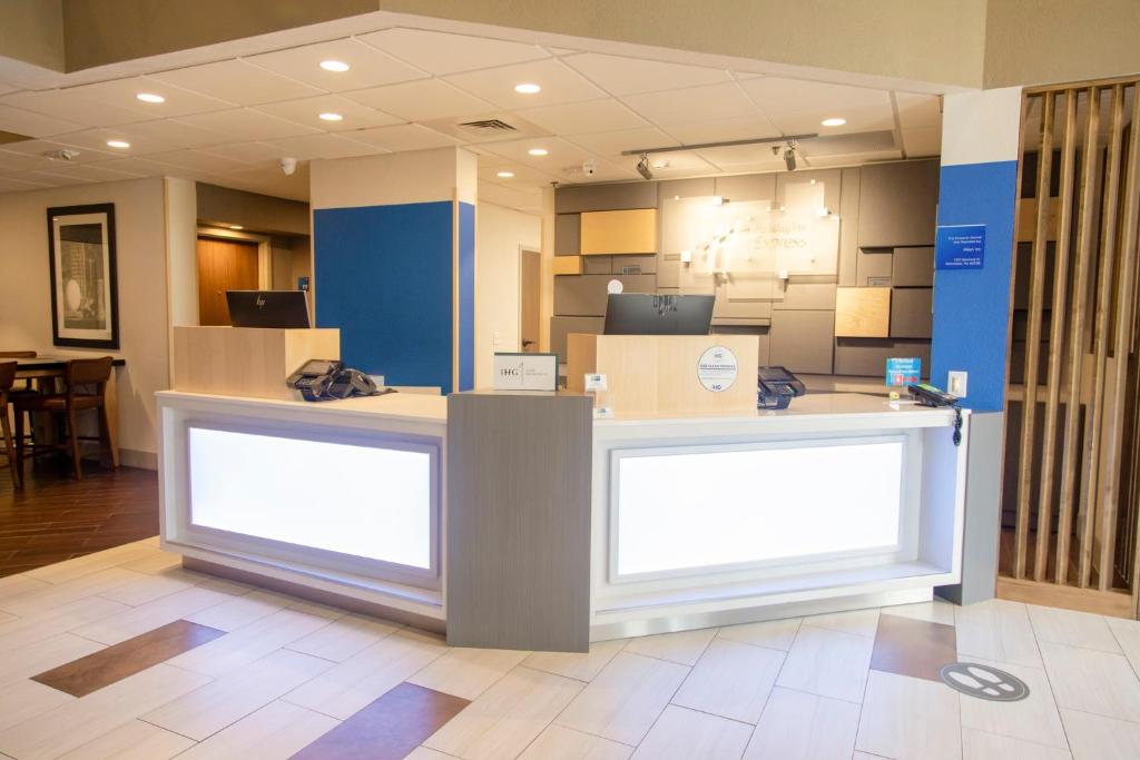Holiday Inn Express Marshfield - Springfield Area photo