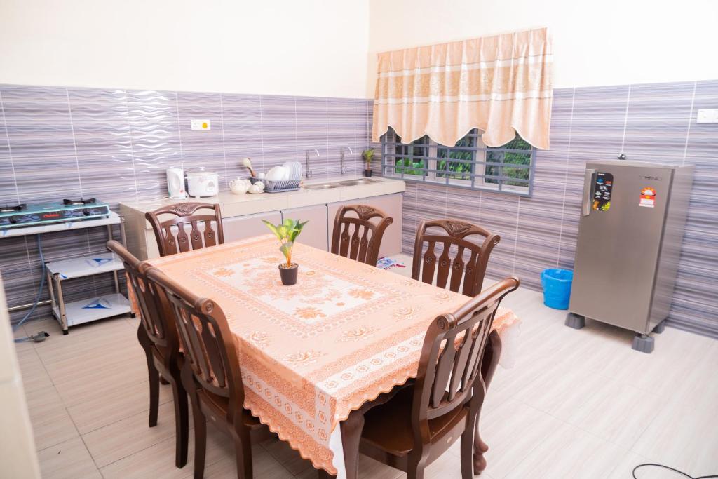 Adorable 3-bedroom home | Wi-Fi | Netflix | BBQ photo