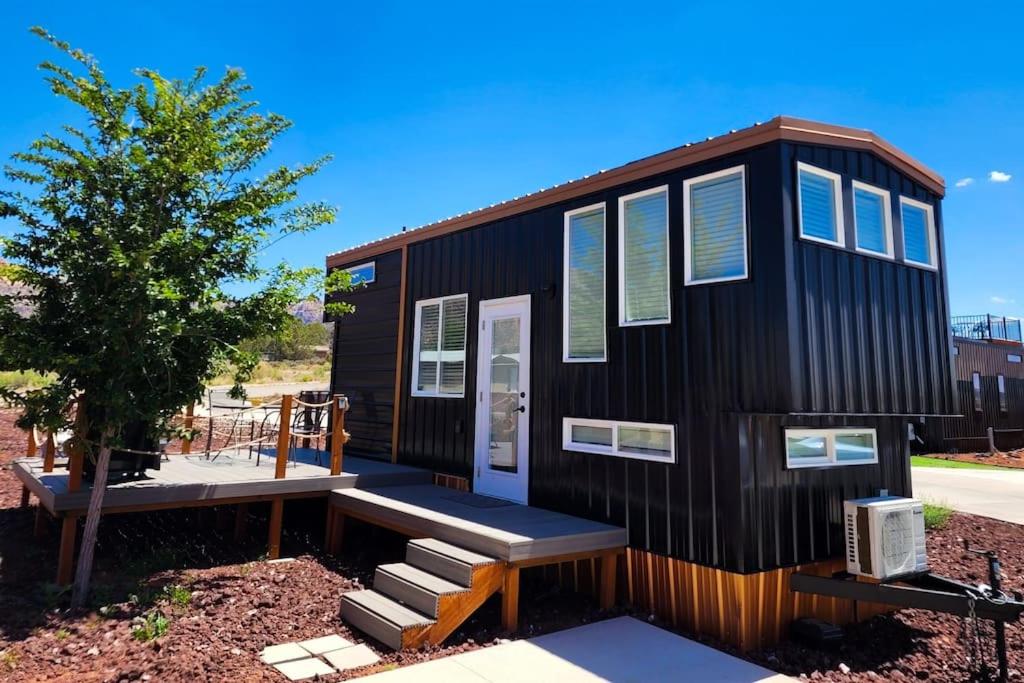 New modern & relaxing Tiny House w deck near ZION, Apple Valley