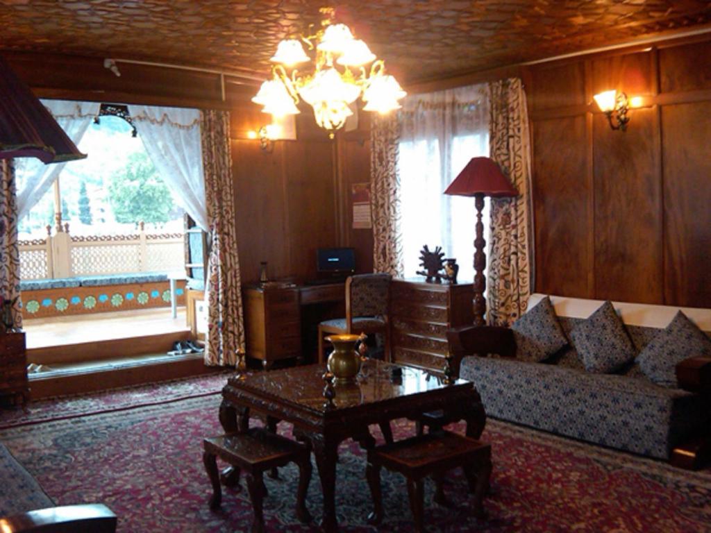 New Lucky Flower Houseboat photo