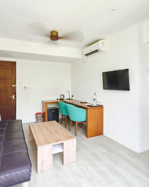 Shared lounge/TV area
