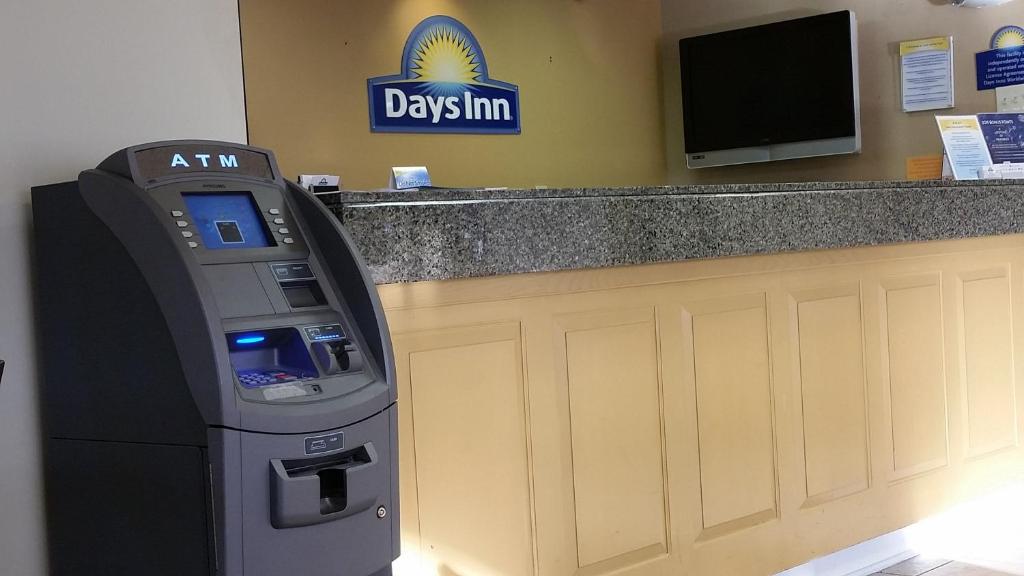 Days Inn by Wyndham Norfolk Airport photo