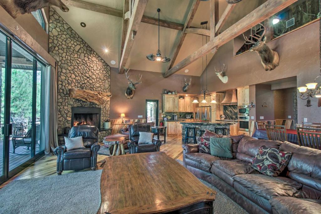 Luxury Heber Cabin Near 3 National Forests!