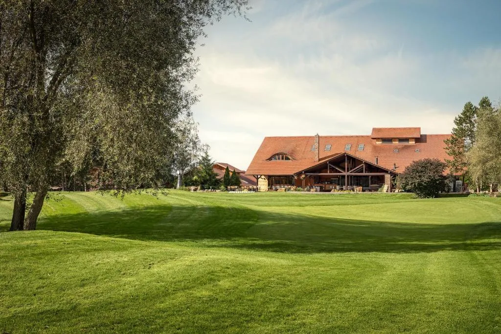Golf & Spa Kunětická Hora，位于Dritec的酒店