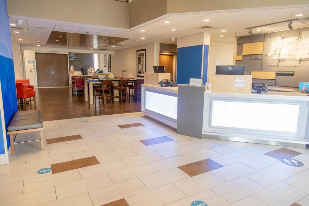 Holiday Inn Express Marshfield - Springfield Area photo
