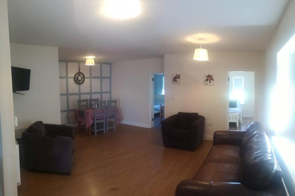 Spacious, private 2 bedroom house - sleeps up to 6. — Hotel in Athy