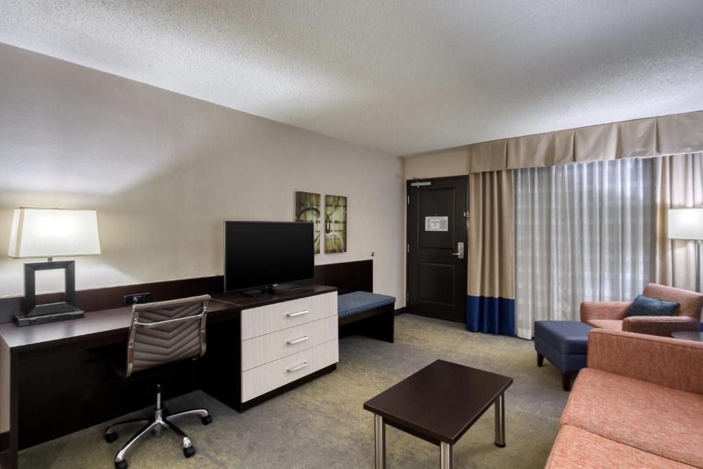 Holiday Inn & Suites Atlanta Airport North photo