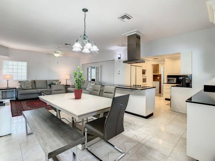 STEPS FROM THE BEACH, BEST LOCATION, 2 BDRM 2 BTH, Clearwater Beach