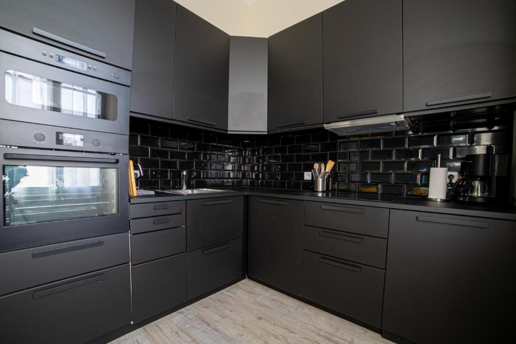 The Loft - Superb 2 bedrooms on top floor with terrace - 10min to Palais & Beach! - 4