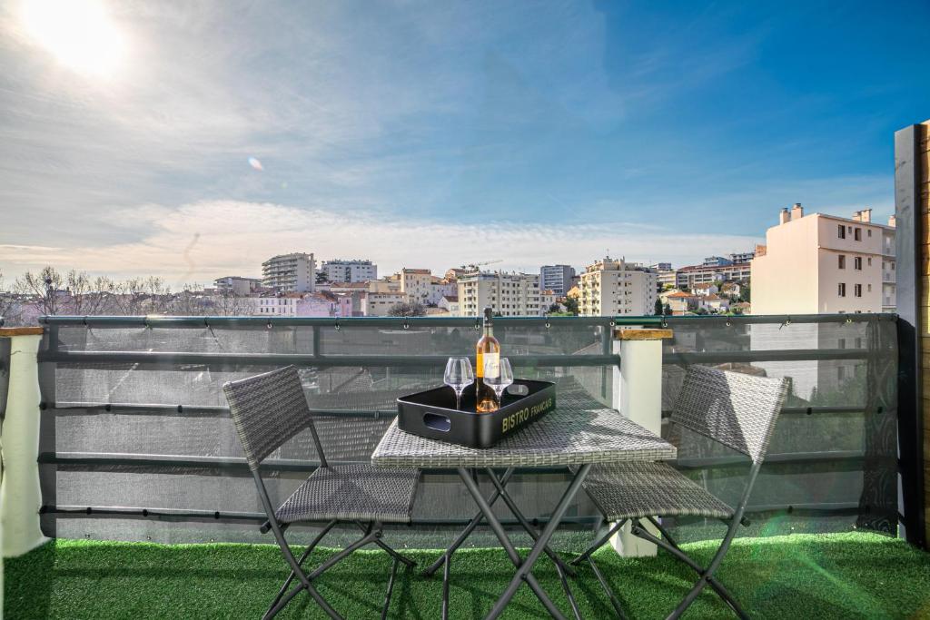 The Loft - Superb 2 bedrooms on top floor with terrace - 10min to Palais & Beach! - 5