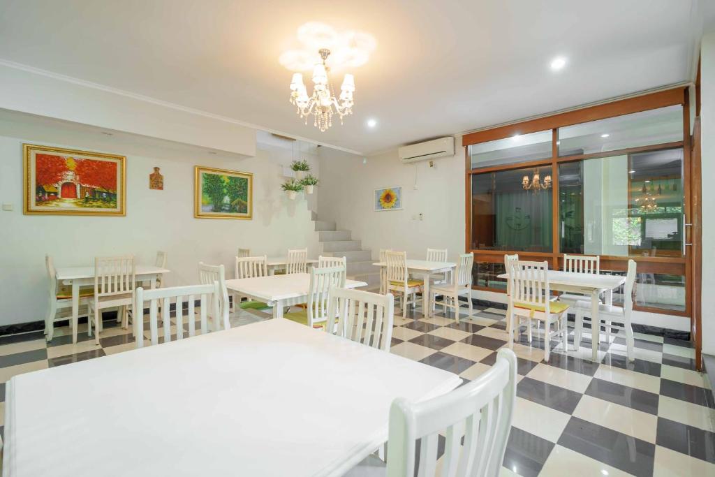 レッドドアーズ プラス ニア ケマン ラヤ (RedDoorz Plus near Kemang Raya) レストラン
