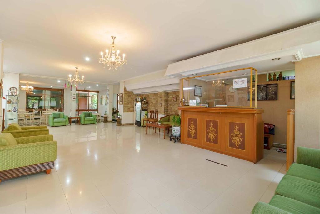 レッドドアーズ プラス ニア ケマン ラヤ (RedDoorz Plus near Kemang Raya) フロント・ロビー