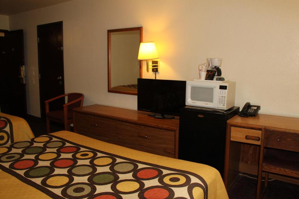 Super 8 By Wyndham Ruidoso Photo 18