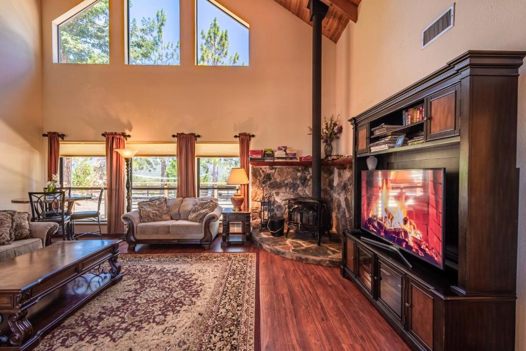 Mountain View Playhouse Near Yosemite & Bass Lake, Oakhurst