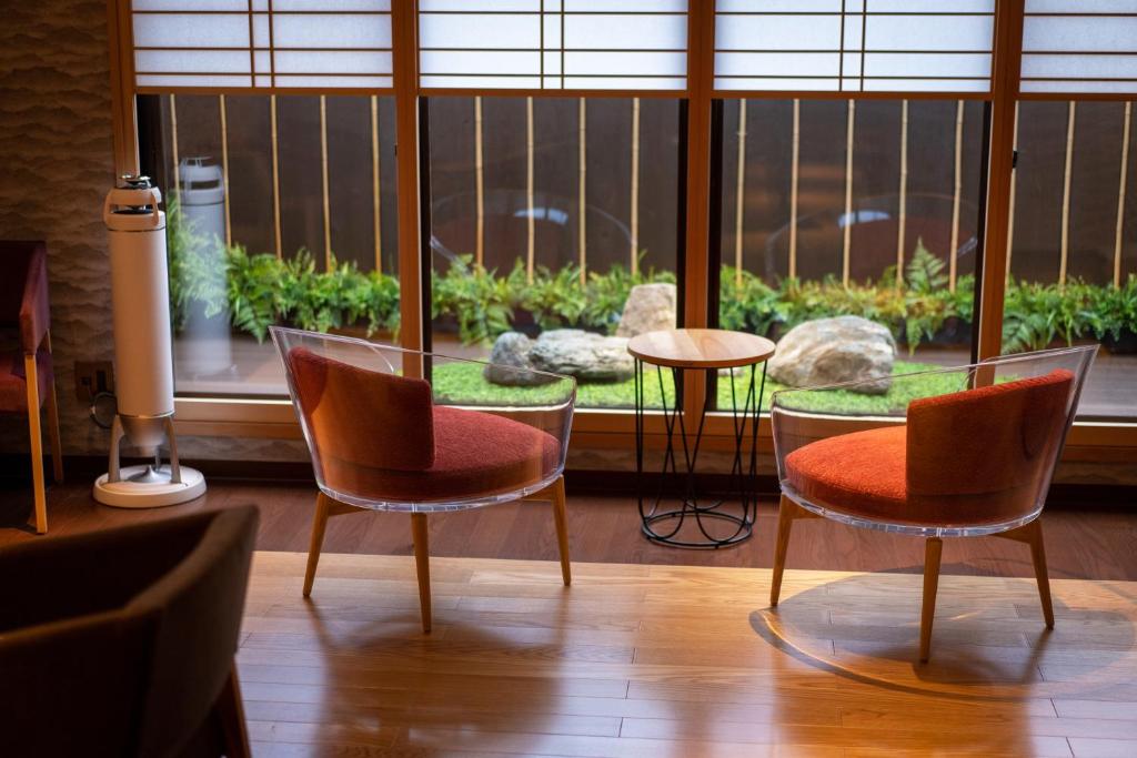 Shared lounge/TV area