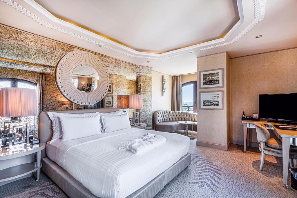 Shared lounge/TV area