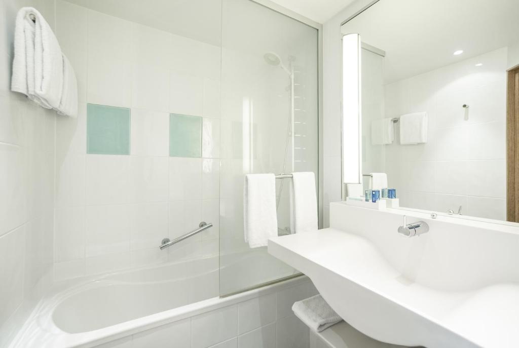 Novotel London Heathrow Airport M4 Jct. 4 photo