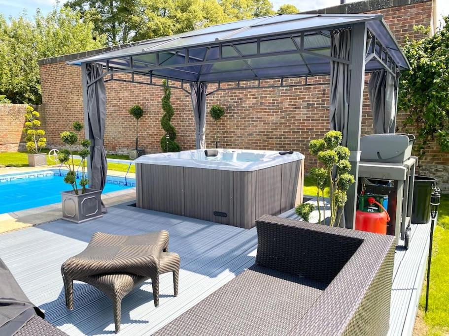 Modern bungalow with a swimming pool & jacuzzi