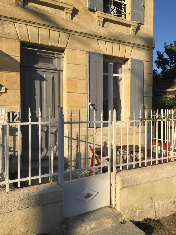 Centre ville, rue tranquille proche SNCF et commerces