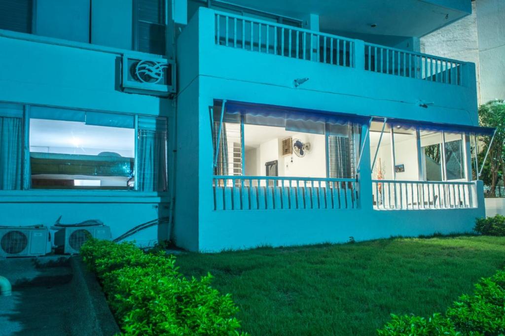 Apartamento con playa privada y piscina - 4