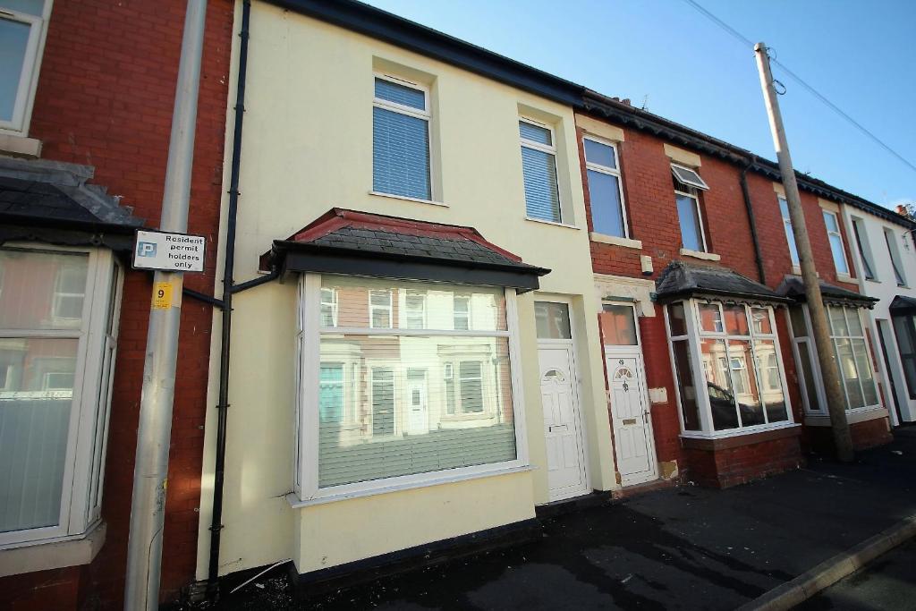 Tower View House - 4 Bedroom - Newly Refurbished - 2 Mins walk to Beach, Blackpool