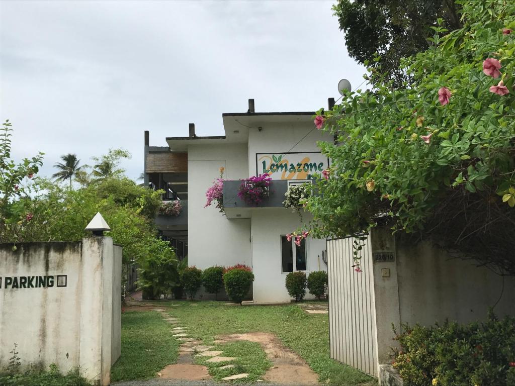 Lemazone Inn photo