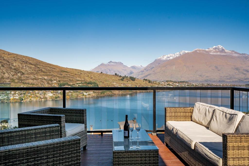 A Luckie Charm - 5-Bedroom Townhouse with Spectacular View, Queenstown
