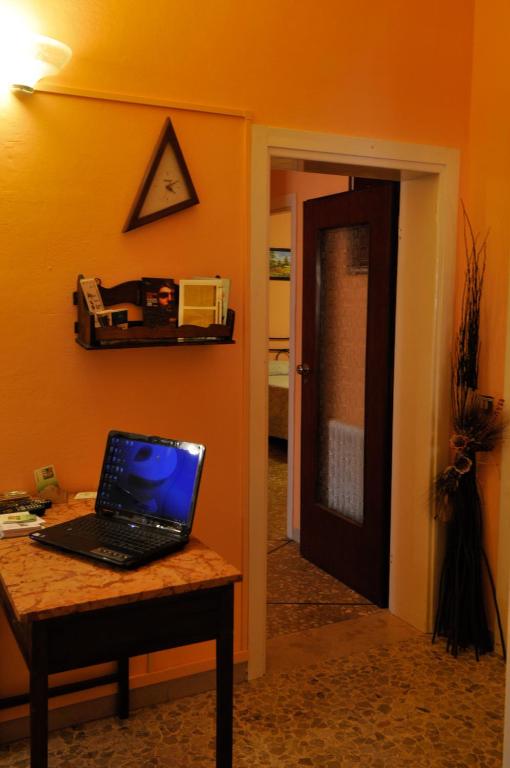 B&B Gate 52 photo