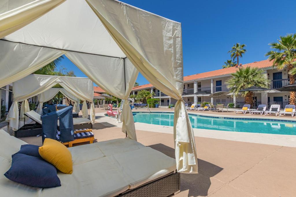 Venture on Country Club, Mesa