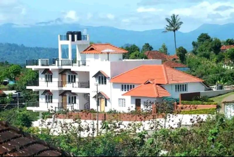 TempleVue CoupleStay in Coorg-Hill View-Netflix-Walkable to Convenience Store and Restaurants.
