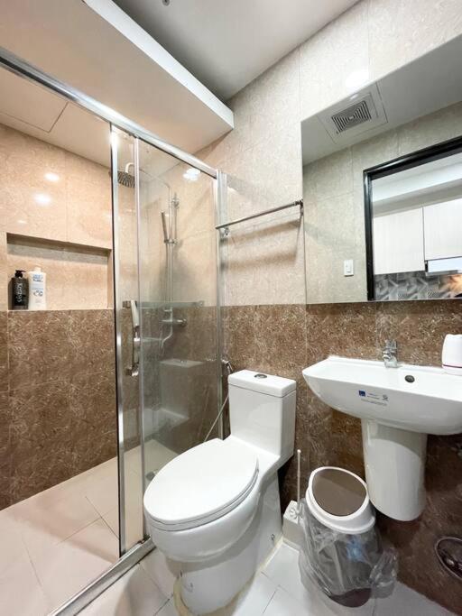 Studio Unit Walking Distance to SM & Session Rd. photo