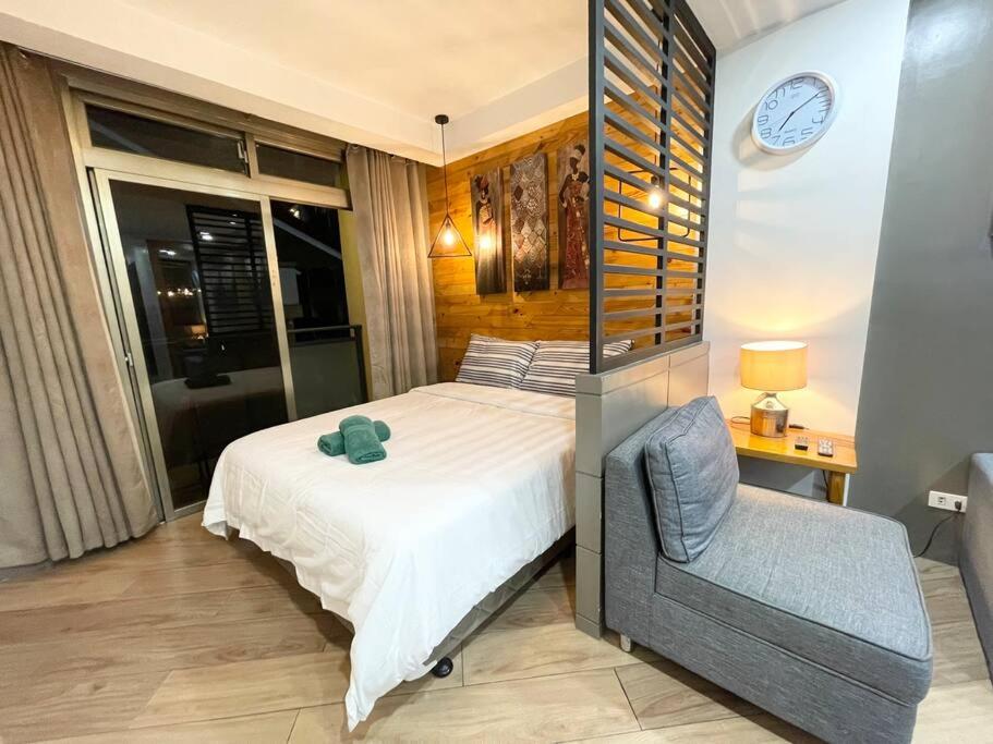 Studio Unit Walking Distance to SM & Session Rd. photo