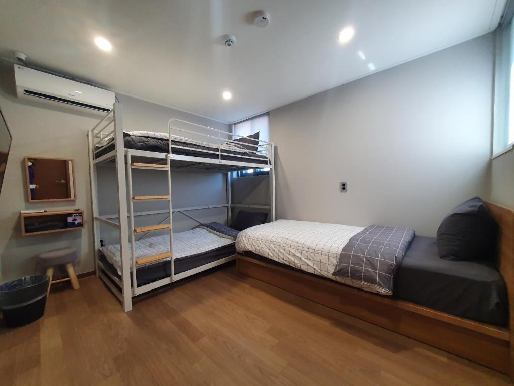 Hao Guesthouse room with bunk beds