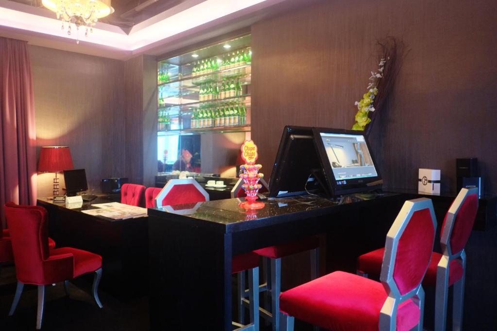 Shared lounge/TV area